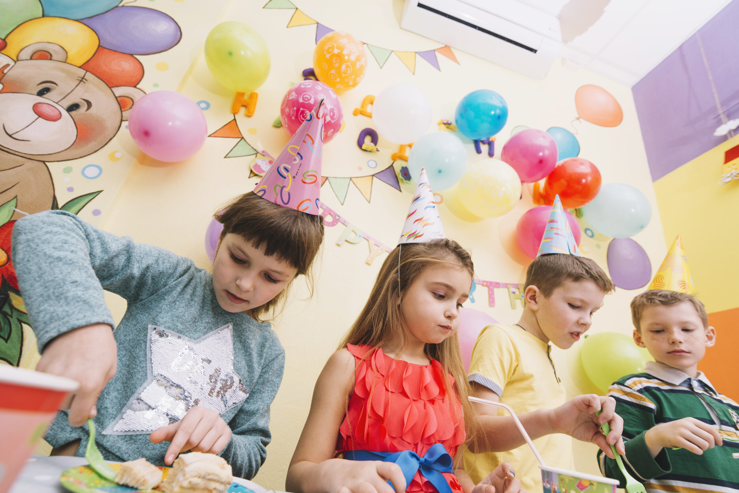 children-eating-birthday-party